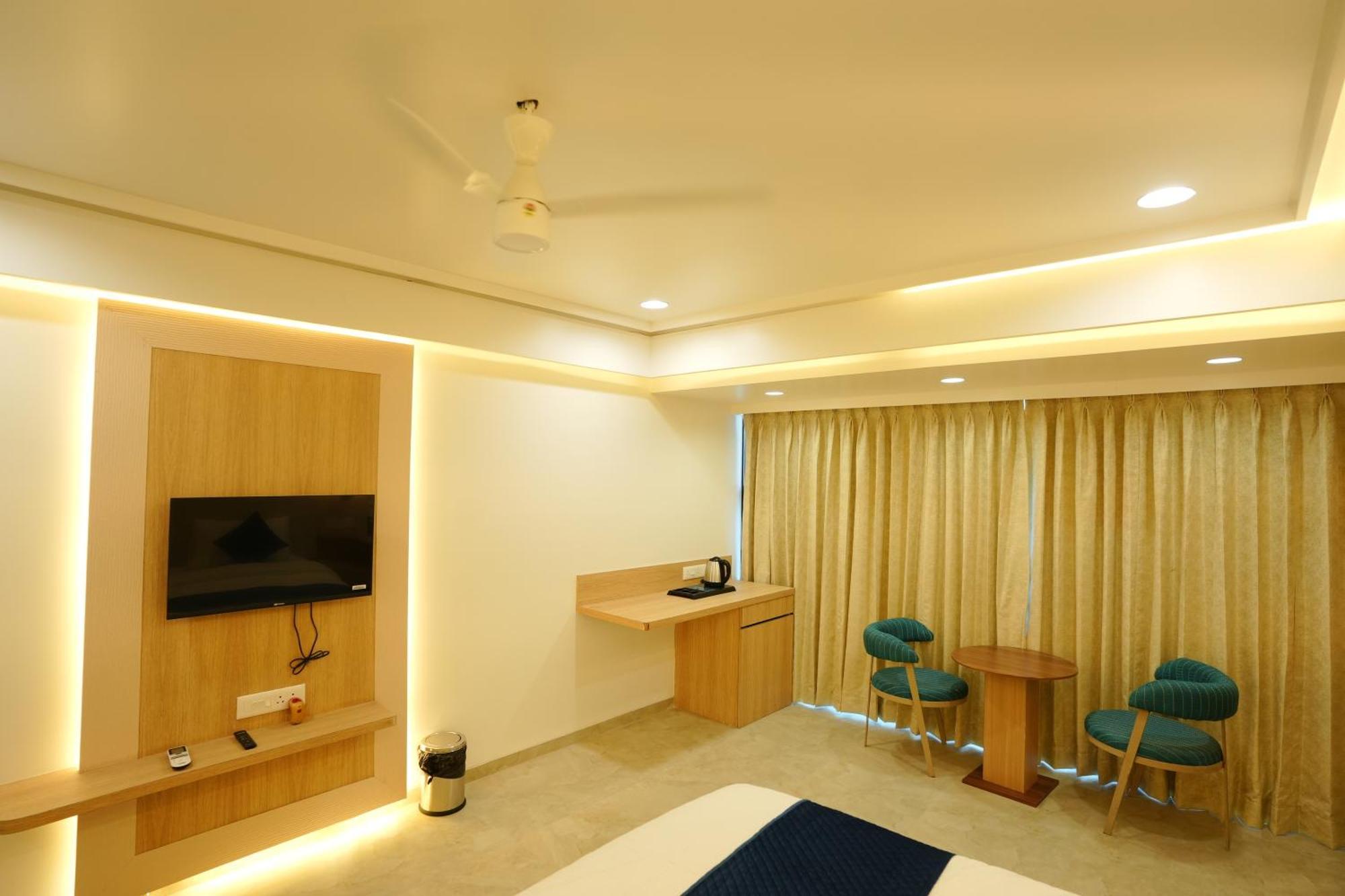 Hotel 6 Seasons, Koregoan Park, Pune Exterior photo