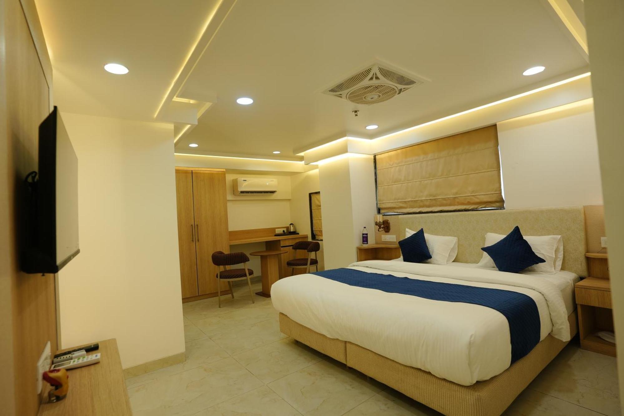 Hotel 6 Seasons, Koregoan Park, Pune Exterior photo