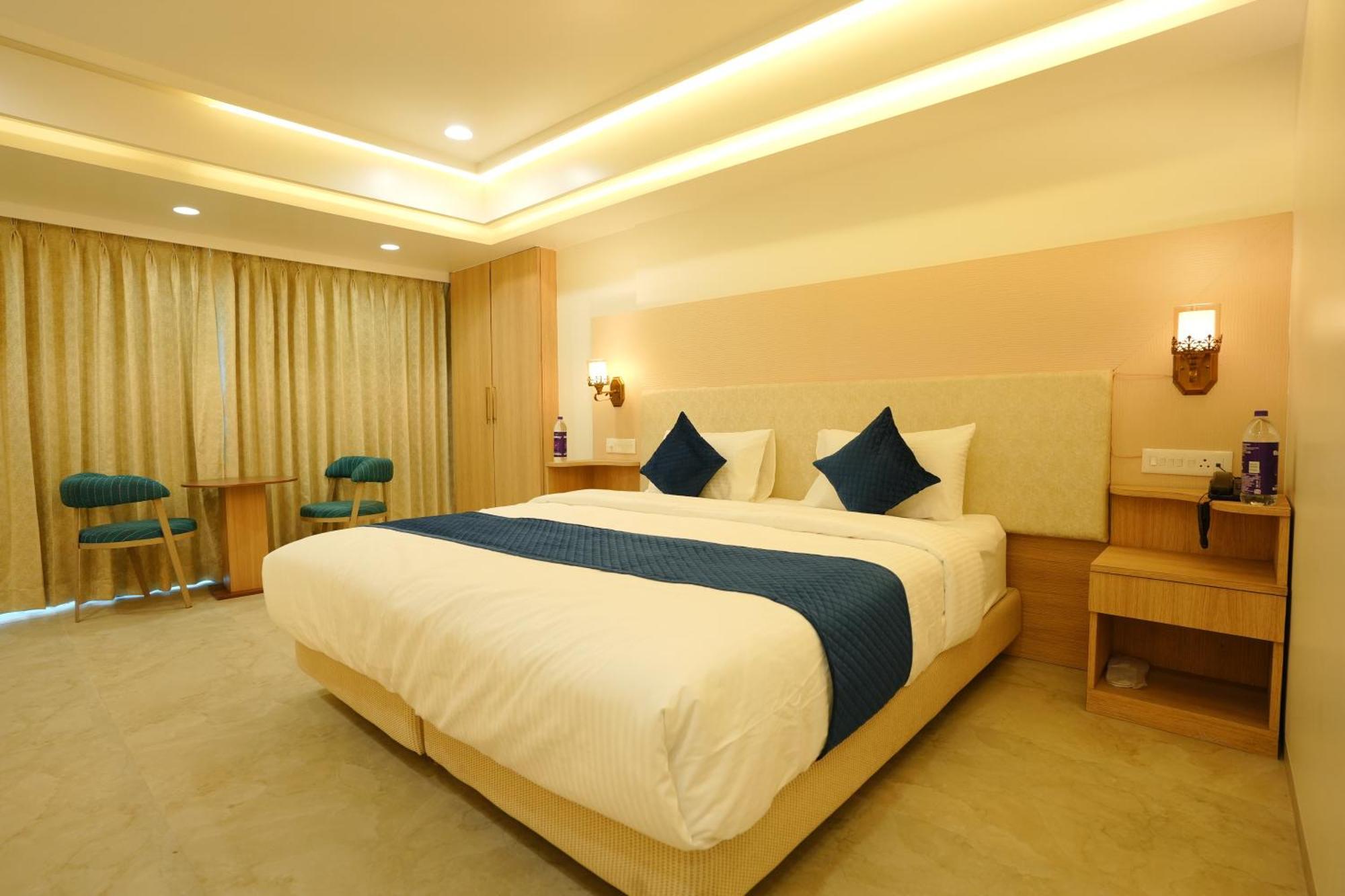 Hotel 6 Seasons, Koregoan Park, Pune Exterior photo