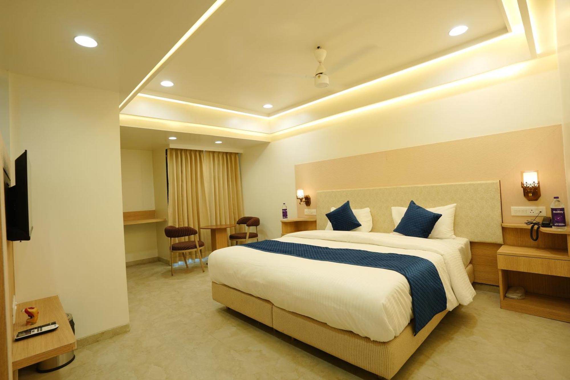 Hotel 6 Seasons, Koregoan Park, Pune Exterior photo