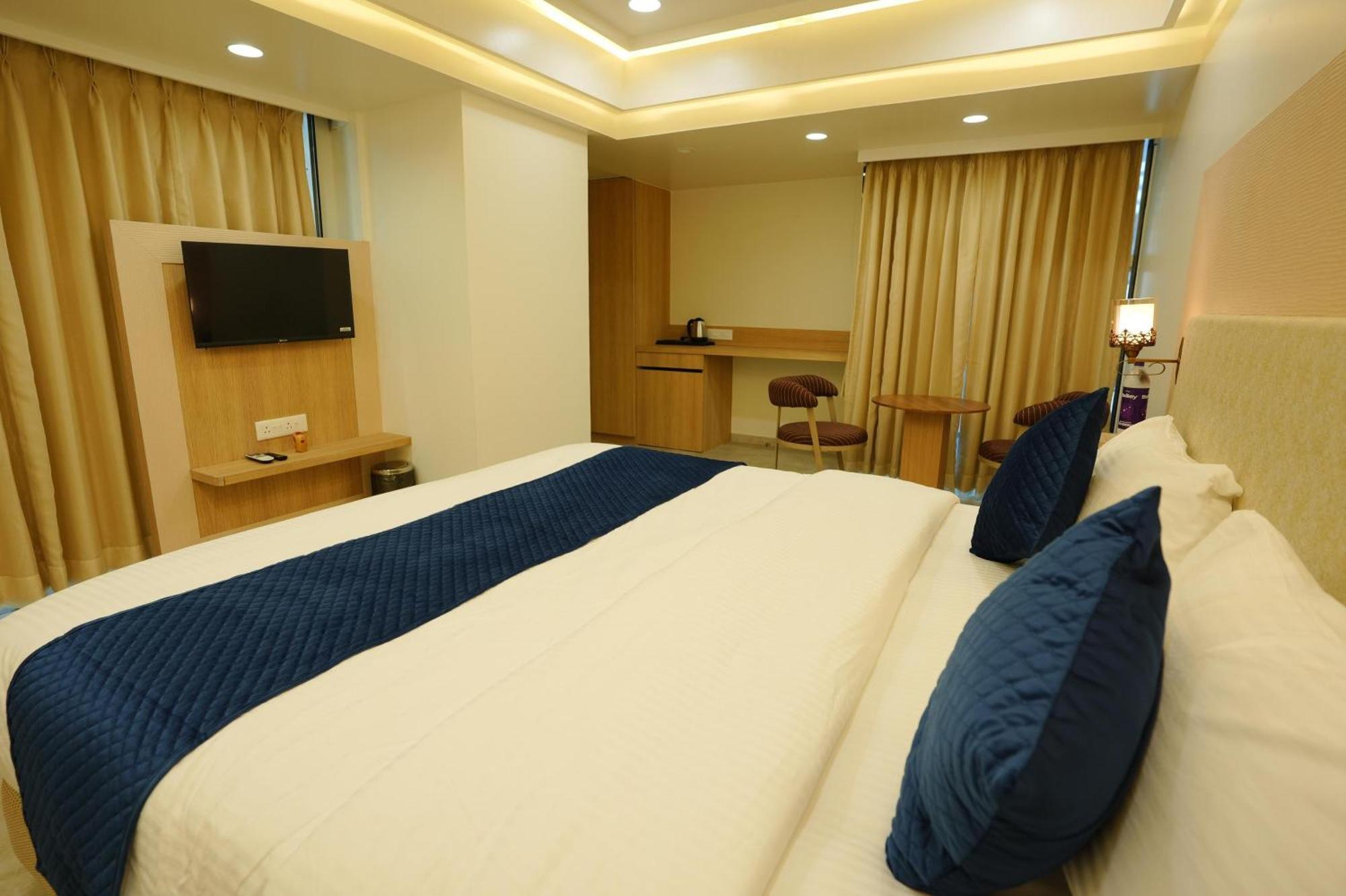 Hotel 6 Seasons, Koregoan Park, Pune Exterior photo
