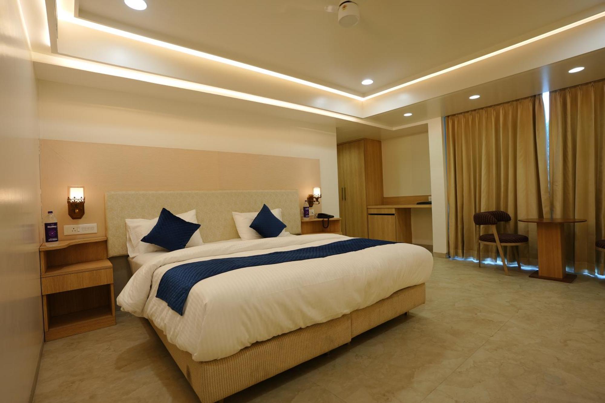 Hotel 6 Seasons, Koregoan Park, Pune Exterior photo