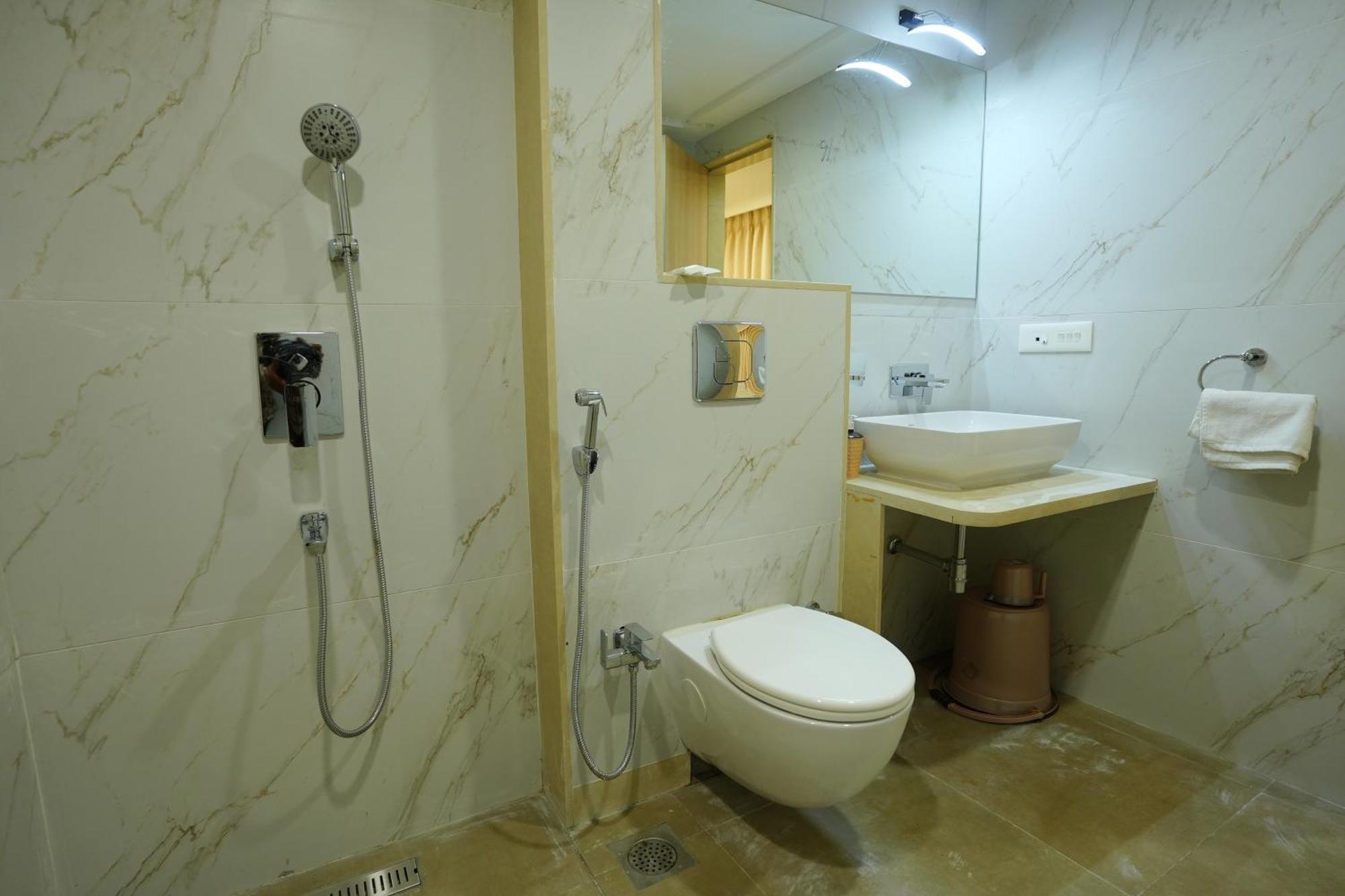 Hotel 6 Seasons, Koregoan Park, Pune Exterior photo