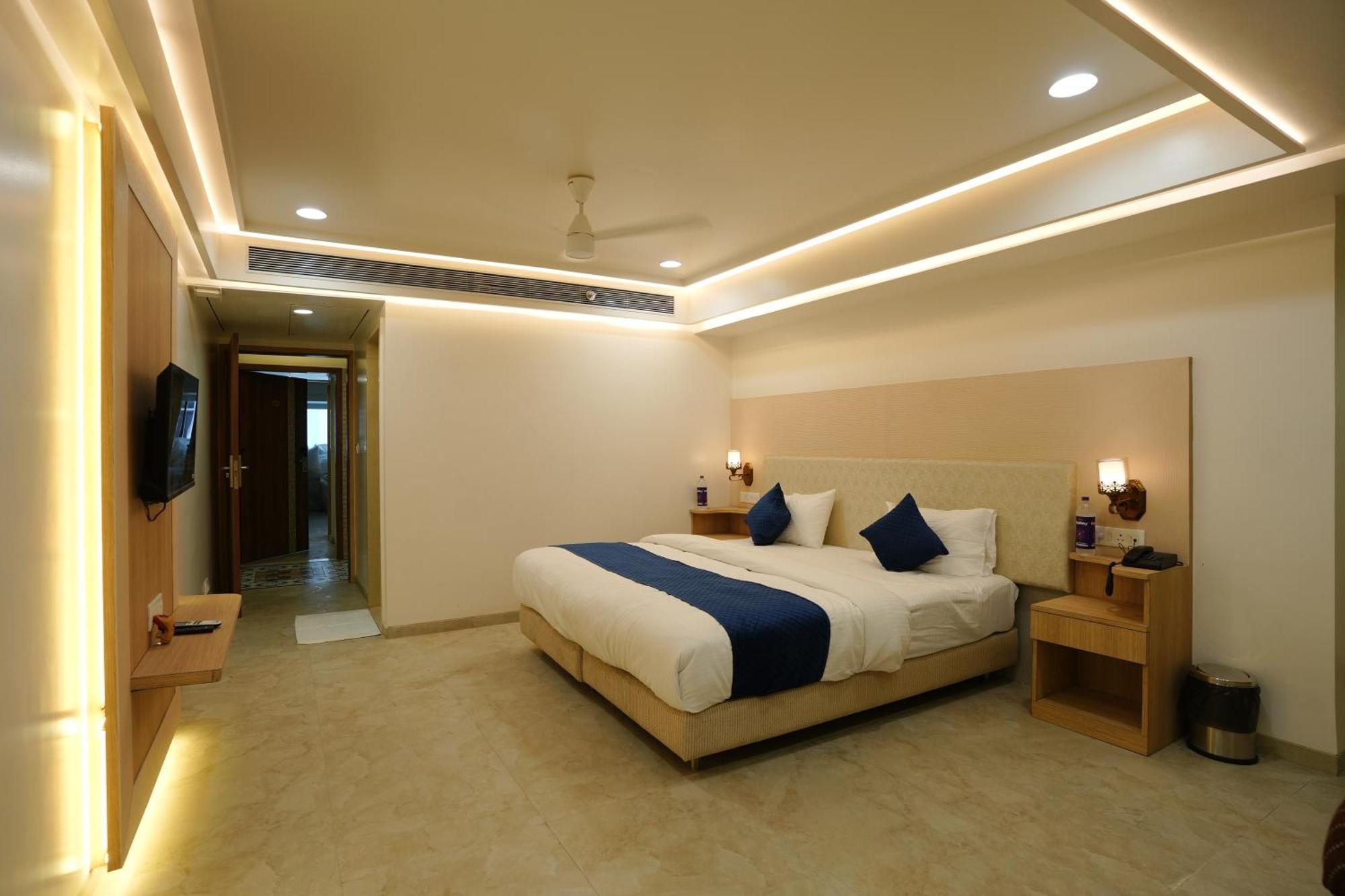 Hotel 6 Seasons, Koregoan Park, Pune Exterior photo
