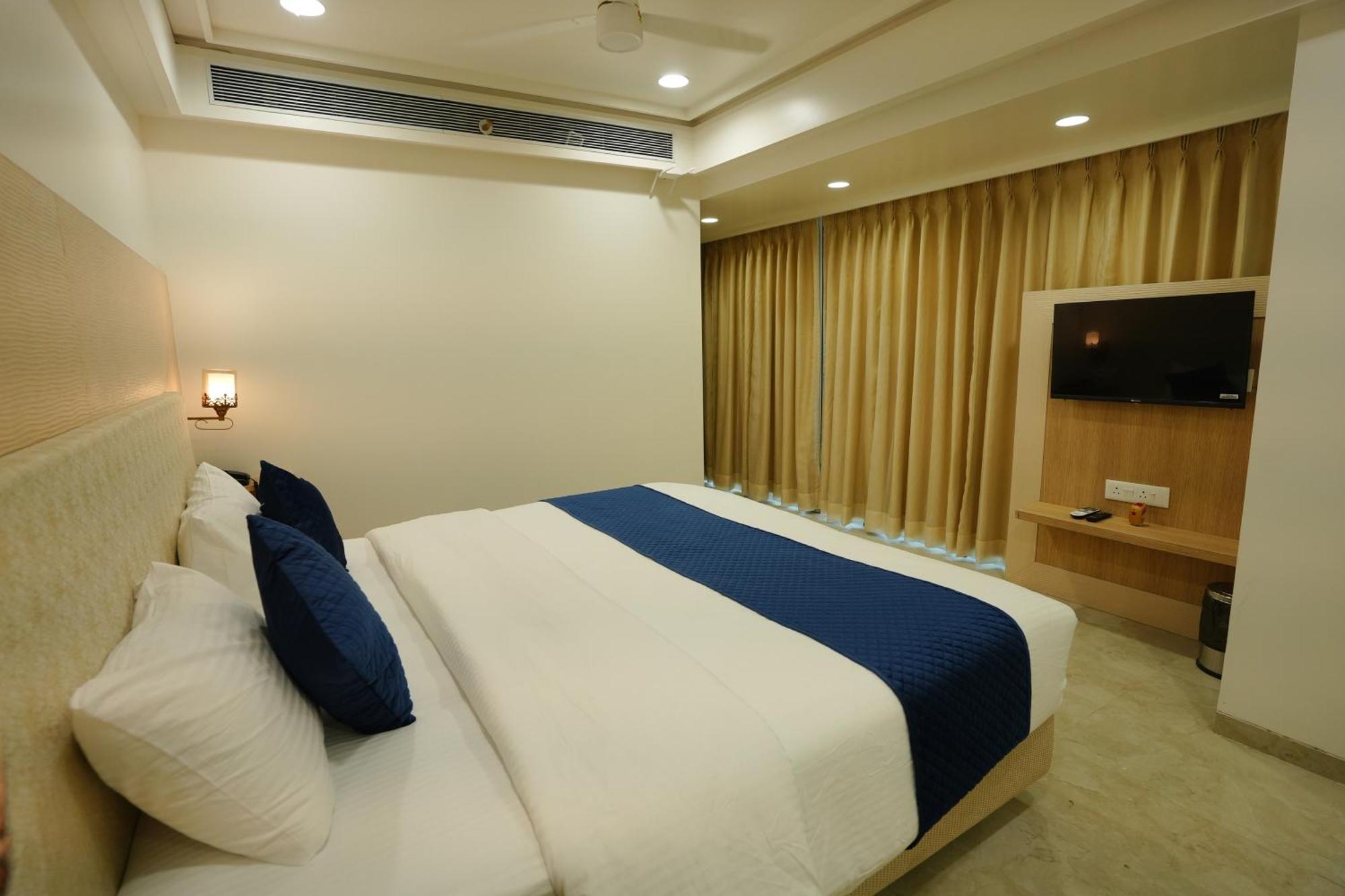 Hotel 6 Seasons, Koregoan Park, Pune Exterior photo