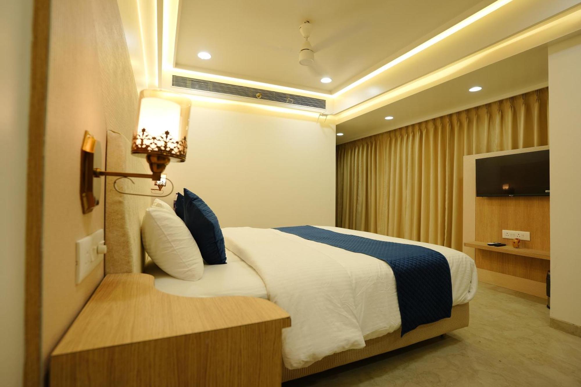Hotel 6 Seasons, Koregoan Park, Pune Exterior photo