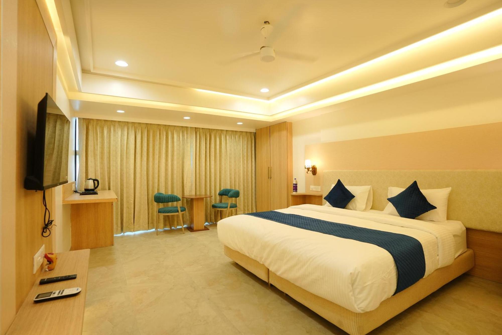 Hotel 6 Seasons, Koregoan Park, Pune Exterior photo