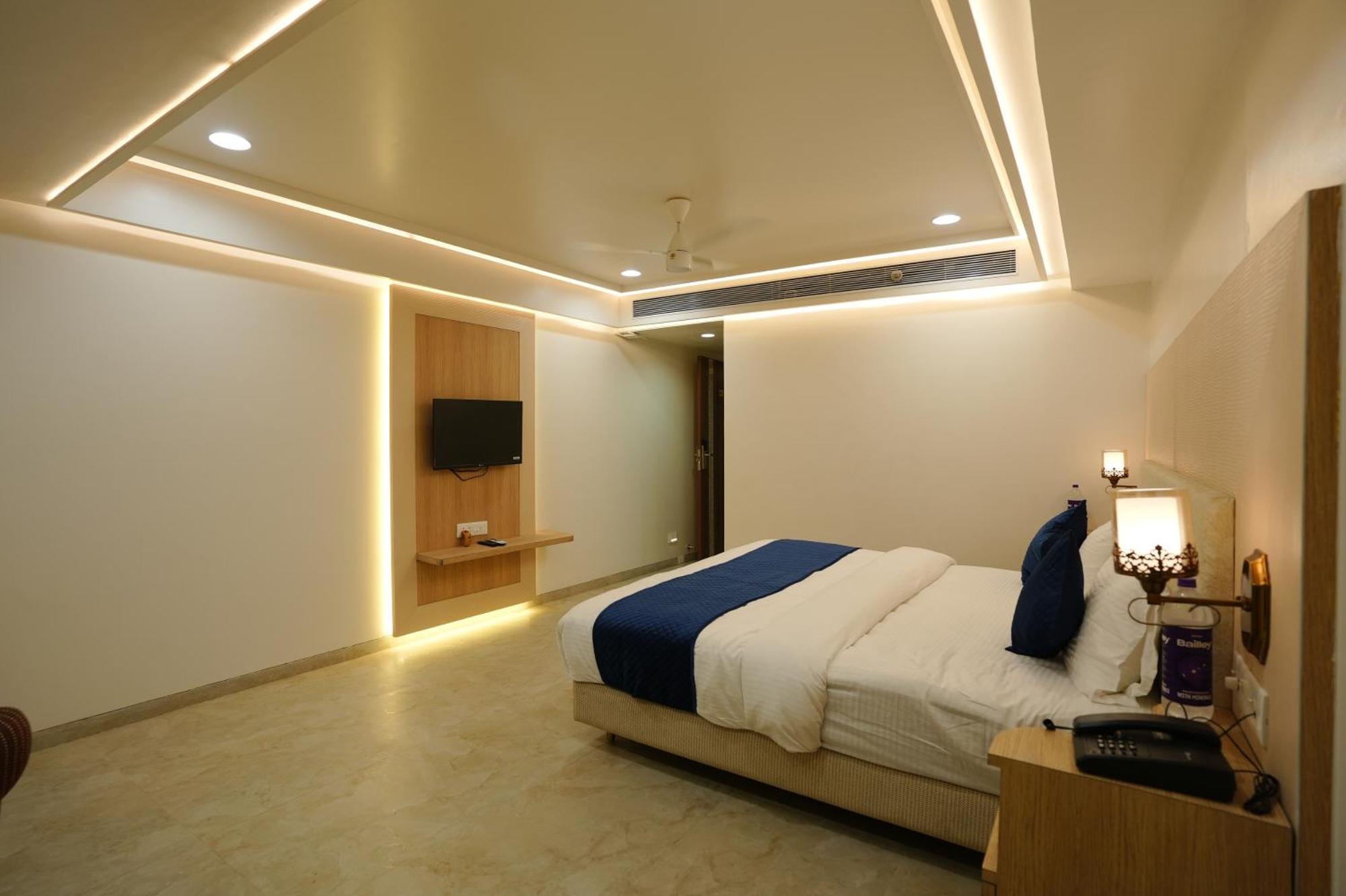 Hotel 6 Seasons, Koregoan Park, Pune Exterior photo