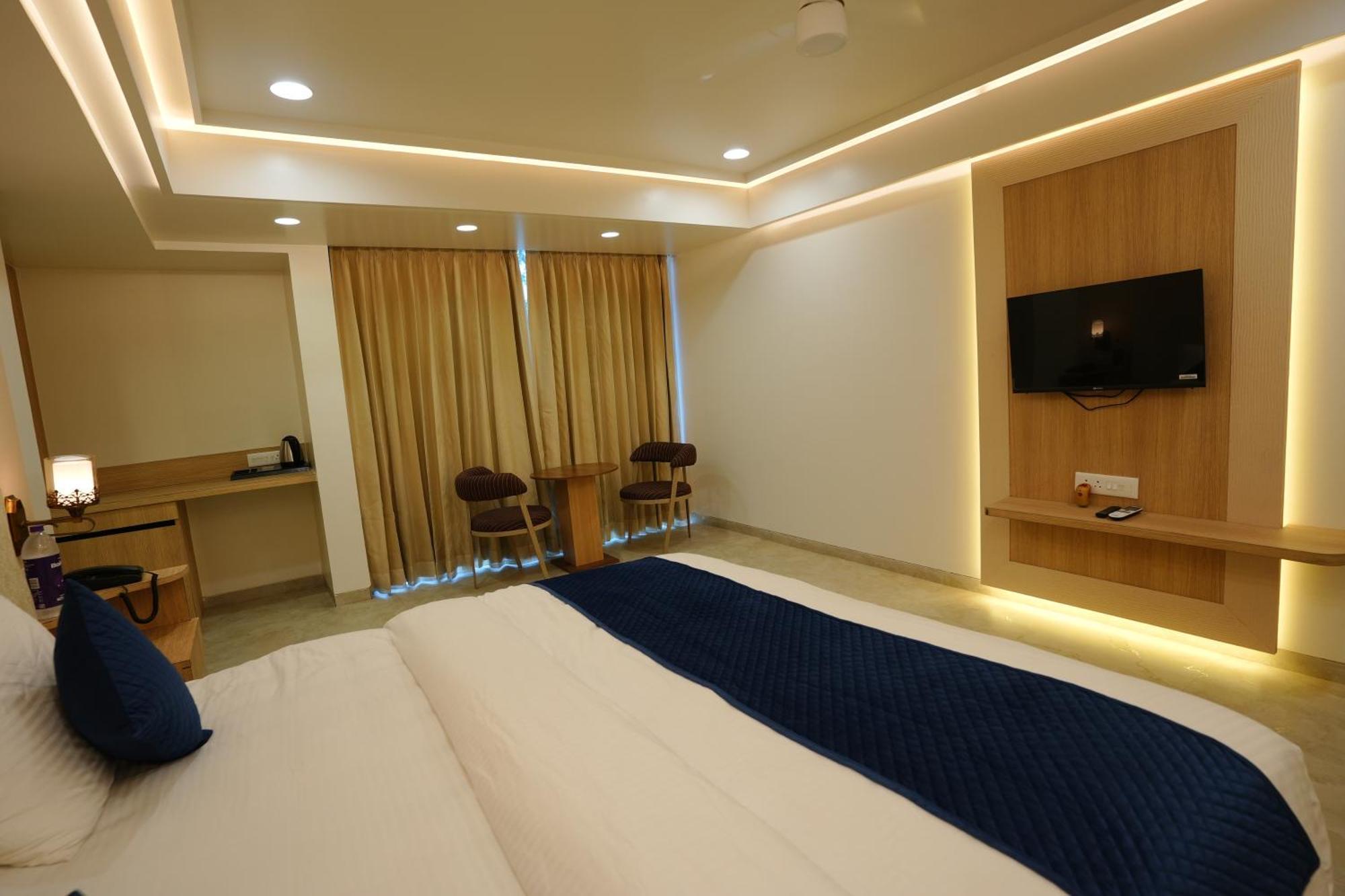 Hotel 6 Seasons, Koregoan Park, Pune Exterior photo