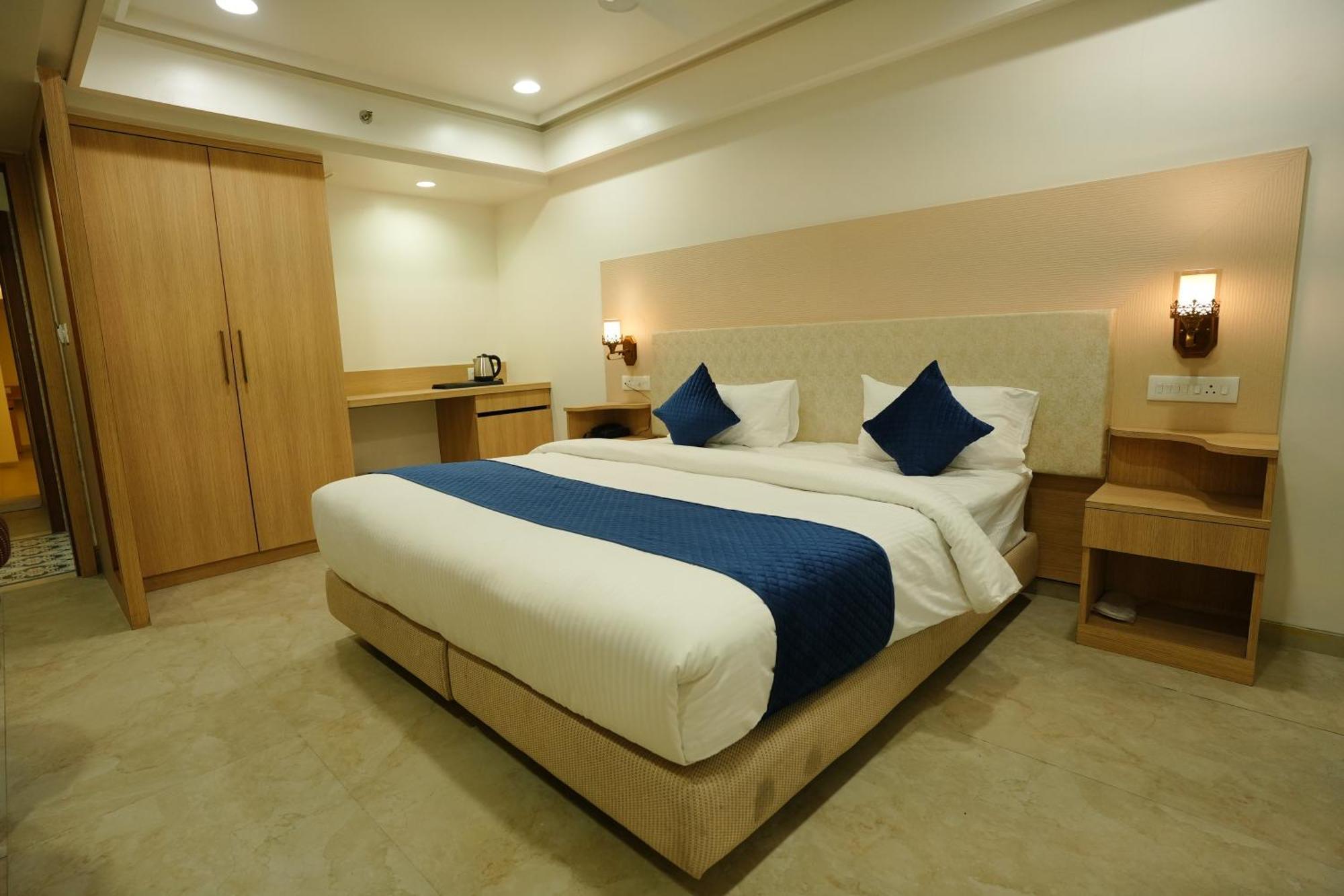 Hotel 6 Seasons, Koregoan Park, Pune Exterior photo