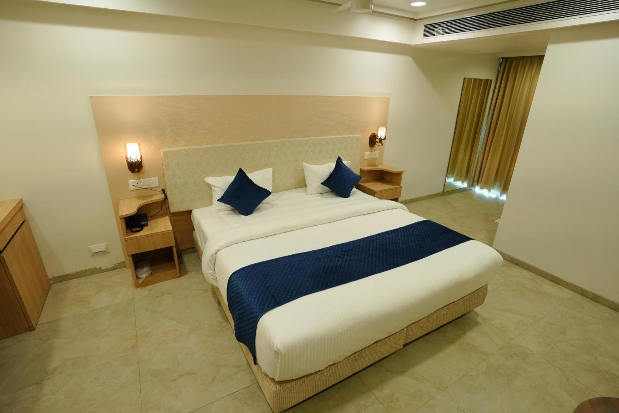 Hotel 6 Seasons, Koregoan Park, Pune Exterior photo