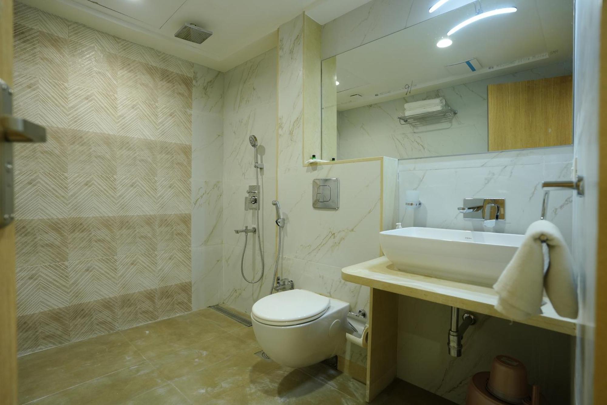 Hotel 6 Seasons, Koregoan Park, Pune Exterior photo